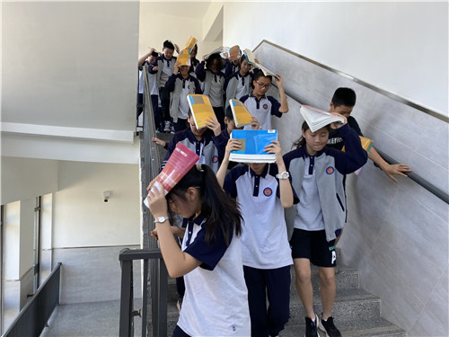 同時(shí)間賽跑 為生命護(hù)航——成外德陽校區(qū)逃生防震演練活動