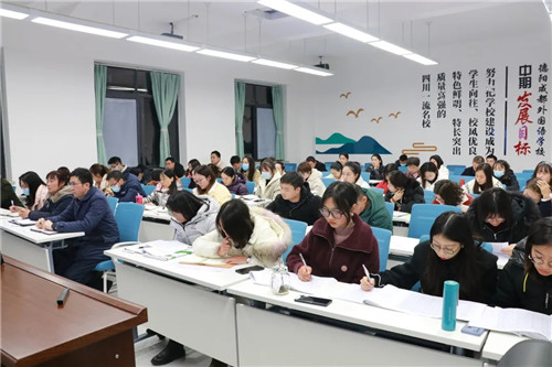 半期總結(jié)明方向，激昂青春寫(xiě)華章